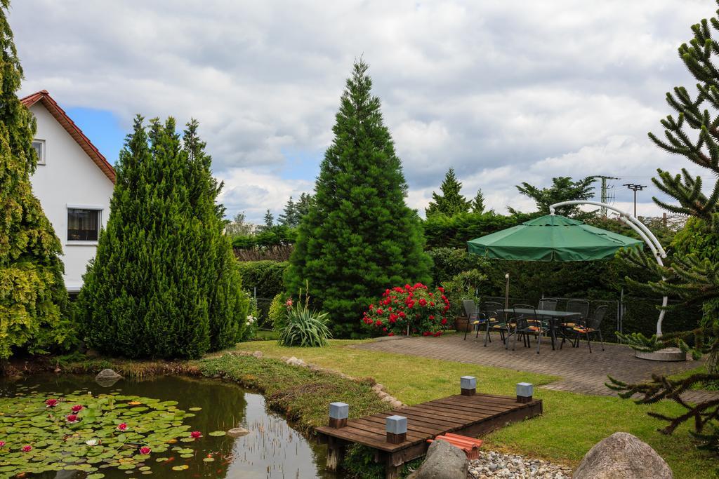 Hotel-Pension Am Rosarium Зангерхаузен Екстериор снимка
