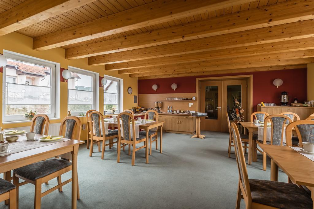Hotel-Pension Am Rosarium Зангерхаузен Екстериор снимка
