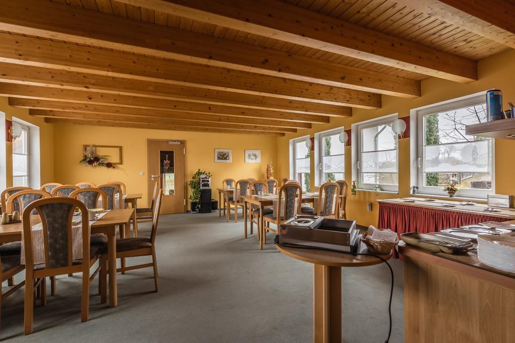 Hotel-Pension Am Rosarium Зангерхаузен Екстериор снимка