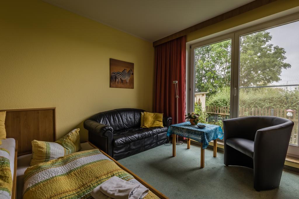 Hotel-Pension Am Rosarium Зангерхаузен Стая снимка