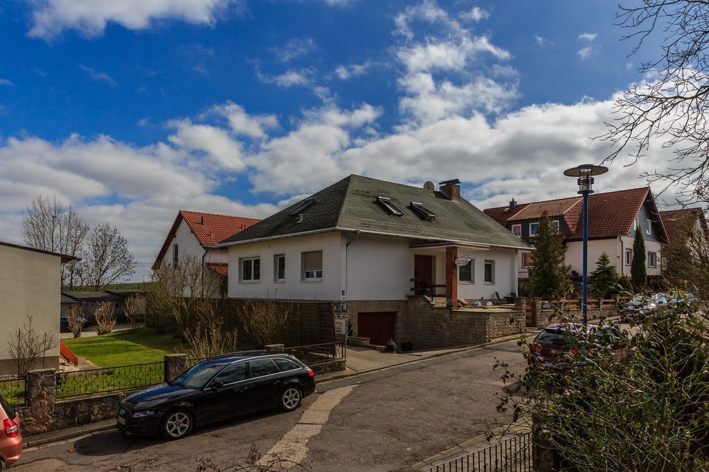 Hotel-Pension Am Rosarium Зангерхаузен Екстериор снимка