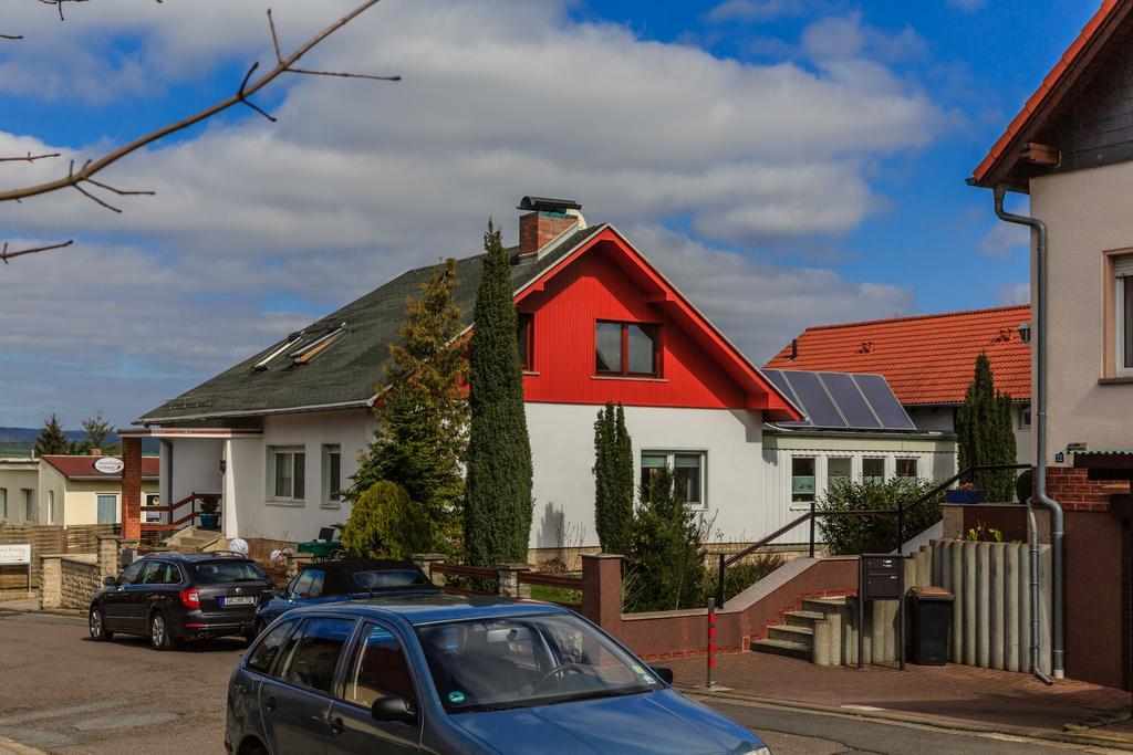 Hotel-Pension Am Rosarium Зангерхаузен Екстериор снимка