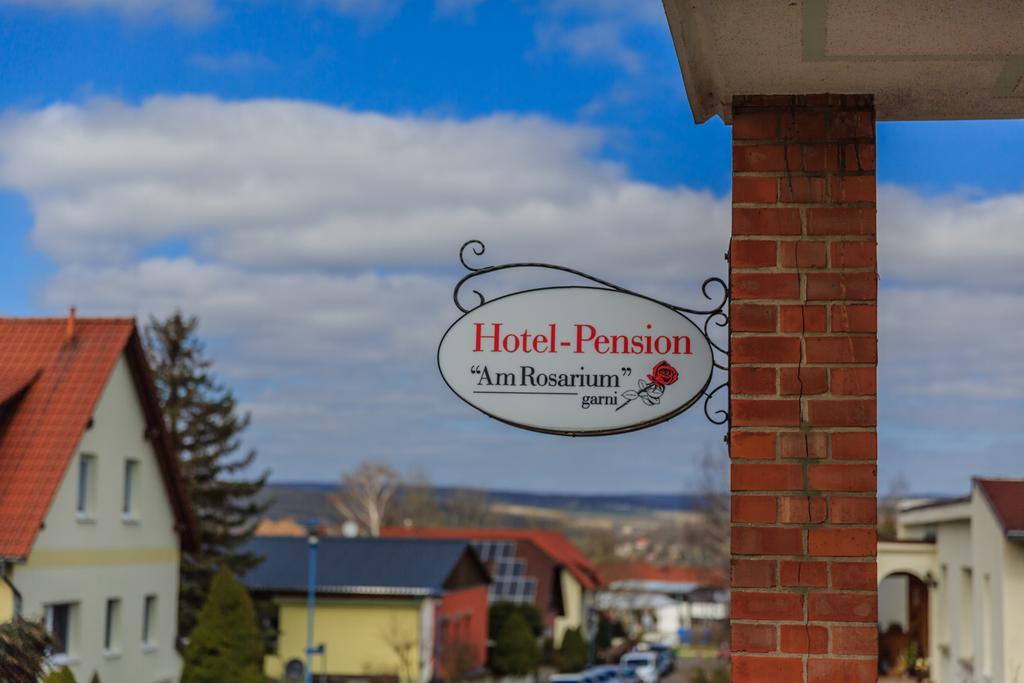 Hotel-Pension Am Rosarium Зангерхаузен Екстериор снимка